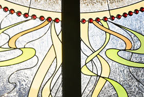 Сказочный витражный домик. Вид на витраж из помещения.